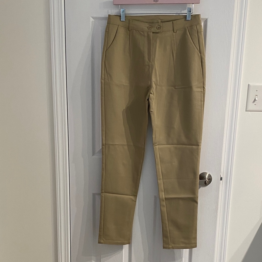 Women’s Tan Pants with hip pockets and black belt; Straight Leg, Size XL petite
